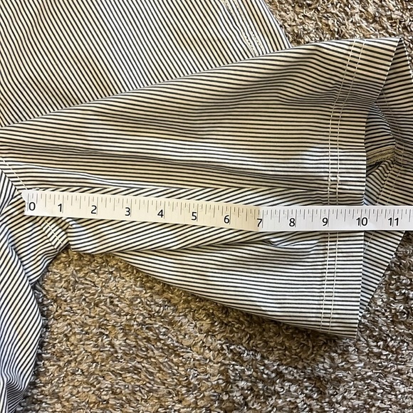 Dockers Striped navy and White striped Bermuda shorts size 8 - Picture 9 of 9